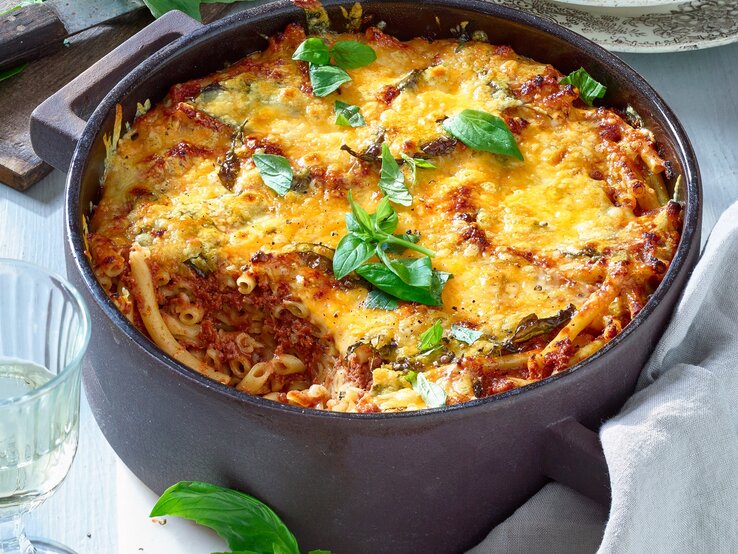 Makkaroni-Hackfleischtopf mit Käsekruste und frischen Basilikumblättern / ofenfeste Form mit Griffen / 