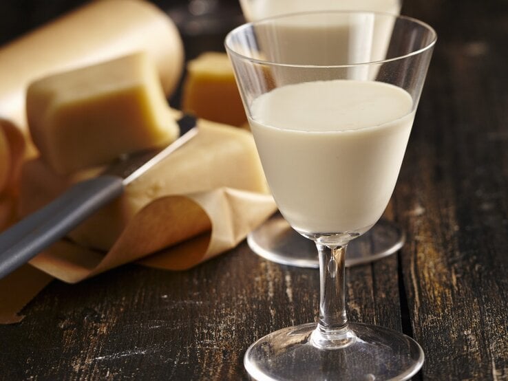 Marzipanlikör mit Sahne und weißem Rum