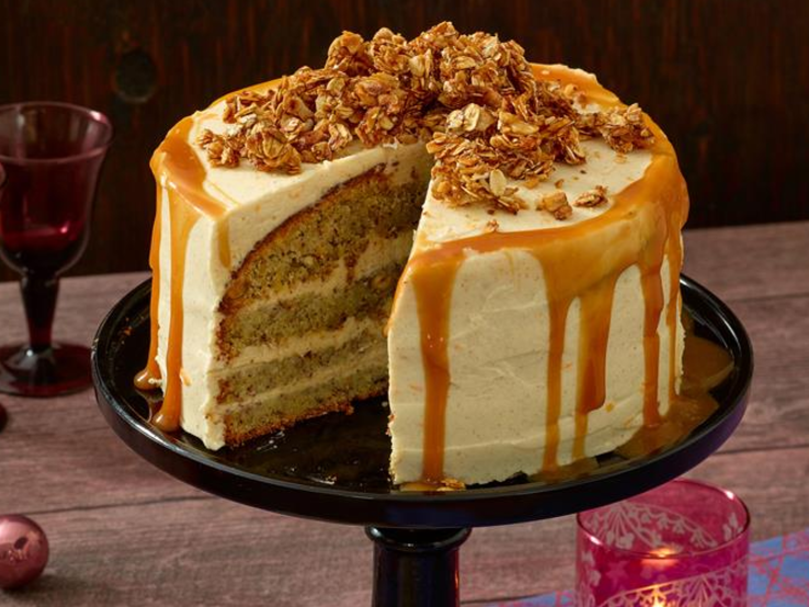 Karamell-Knusper-Torte / angeschnitten / runde Tortenplatte auf Tisch / Untergrund Holzplanken / Draufsicht leicht schräg