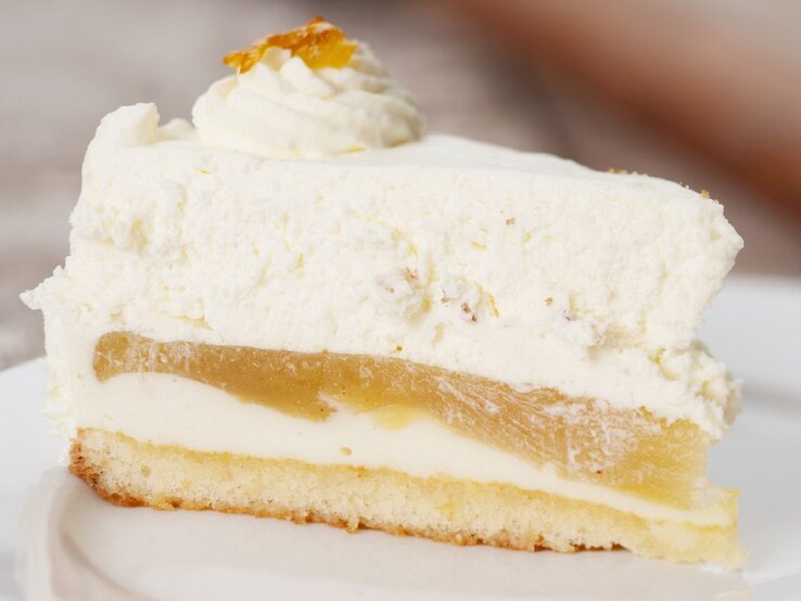 Ein Stück der Torte in der Nahaufnahme auf einem weißen Teller.