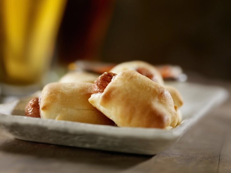 Mini-Hot Dogs auf einem Teller.