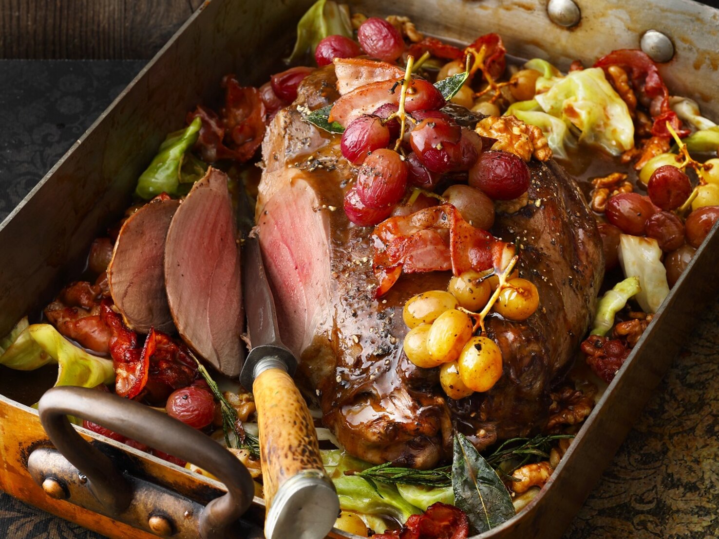 Perfekt im Advent! Rehkeule mit Speck, Trauben und Walnusskernen
