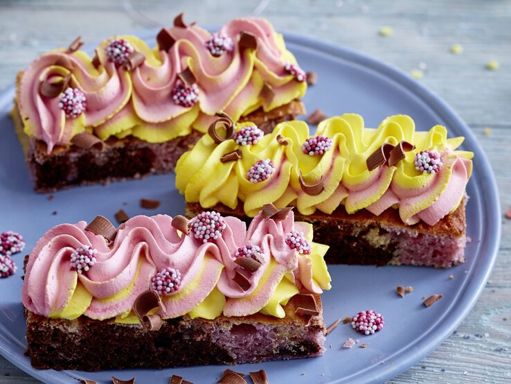 kunterbunter Marmorkuchen vom Blech / drei Stücke / runder Teller / Untergrund Holz