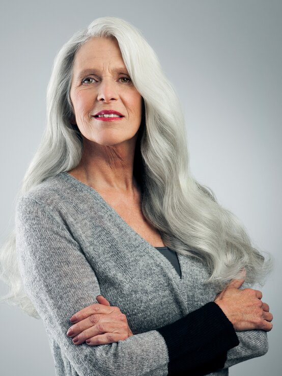 Lange, glatte Haare mit leichten Wellen, seitlicher Scheitel (wirkt dadurch jugendlicher) | © Andreas Kuehn/Getty Images