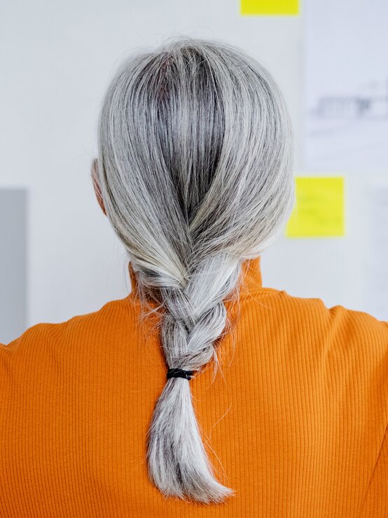 Grau meliertes mittellanges Haar, geflochten | © Halfpoint/Getty Images