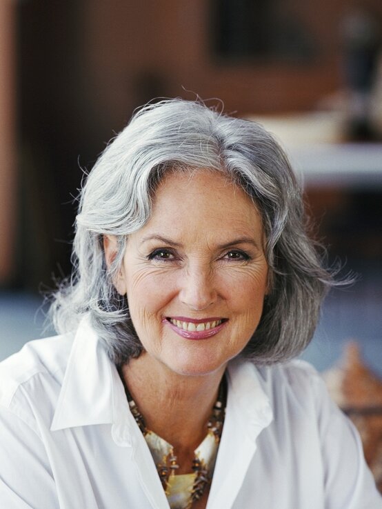 Graue Haare, Bob mit Naturwellen | © Stephen Simpson/Getty Images