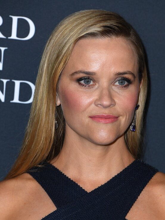 Reese Witherspoon mit glattem, seitlich gescheiteltem Haar im November 2021 bei den InStyle Awards in L.A. | © Getty Images/Steve Granitz