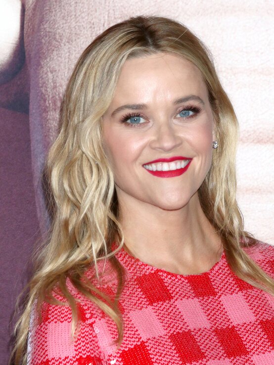 Reese Witherspoon wirkt hier, im Dezember 2021 auf der Premiere von "Sing 2", mit gewelltem, offenem Haar wesentlich jünger und frischer.  | © imago images/ZUMA Wire