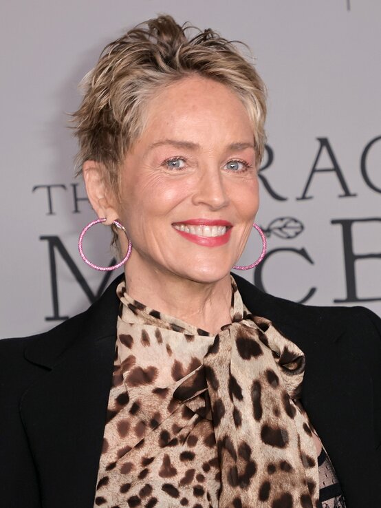 Sharon Stone (63) im Messy Pixie Style - Los Angeles premiere of A24's "The Tragedy Of Macbeth" at DGA Theater Complex on December 16, 2021  | © Kevin Winter/Getty Images