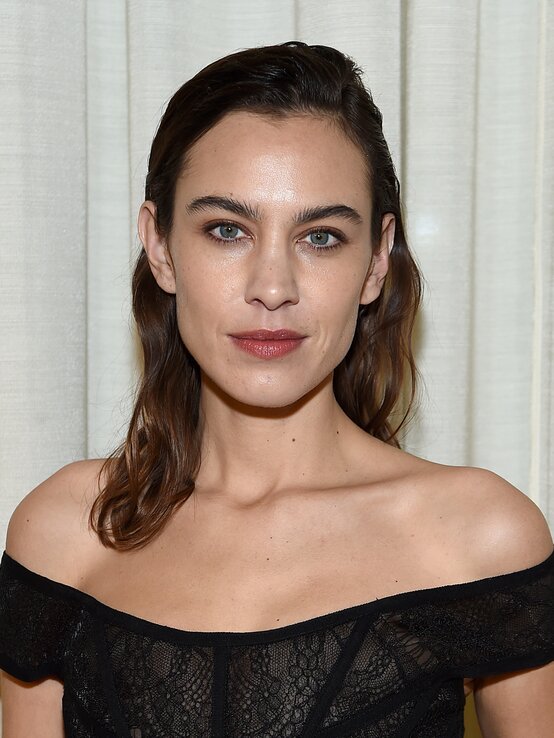 Die Stilikone Alexa Chung 2020 auf einer Fashion Show in New York. Long Bob im Wet Look (wirkt streng und macht älter) - Sleek Look. | © Jamie McCarthy/Getty Images