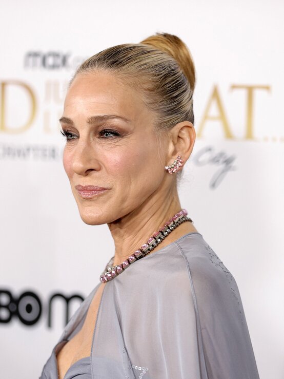 Sarah Jessica Parker auf der HBO-Premiere von "And Just Like That" in New York im Dezember 2021. Der strenge Dutt ist zwar elegant und passt perfekt zum Outfit, doch jünger machen solch strenge Frisuren leider nicht ...  | © Jamie McCarthy/Gettyimages