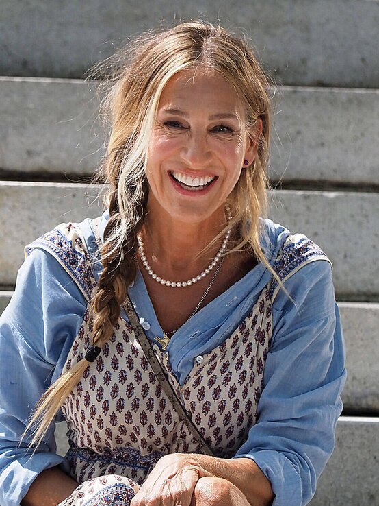 Sarah Jessica Parker am Set von "And Just Like That", der Folgeserie von "Sex and the City" im August 2021 in NYC. Das geflochtene Haar im Messy Look lässt die mittlerweile 56-jährige Schauspielerin und Filmproduzentin fast mädchenhaft und jung wirken.  | © imago images/ZUMA Wire