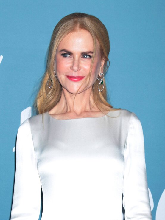 Die Schönheits-Eingriffe der australischen Schauspielerin Nicole Kidman sind schon viel diskutiert worden. Der Mittelscheitel fällt locker und umspielt das Gesicht. Das lässt die mittleweile 54-Jährige durchaus jünger wirken. (Dezember 2021) | © imago images/MediaPunch