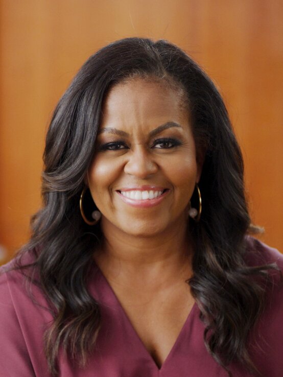 Über die Jahre hat die ehemalige First Lady jedoch ihren Frisuren-Stil gefunden. Welliges, längeres Haar – hier mit Seitenscheitel getragen. (2021) | © NBC/NBCU Photo Bank via Getty Images