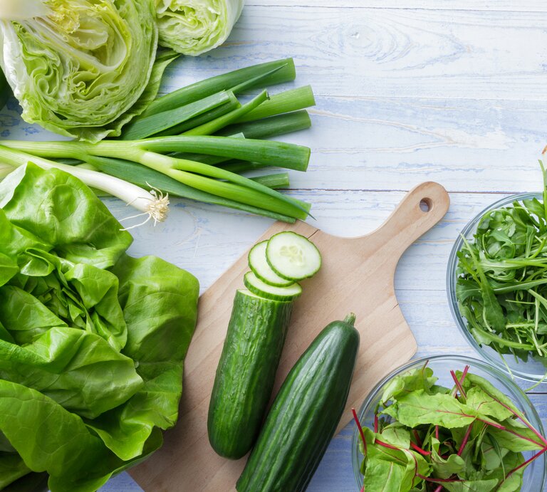 verschiedenes grünes Gemüse und Salat. | © iStock/Floortje