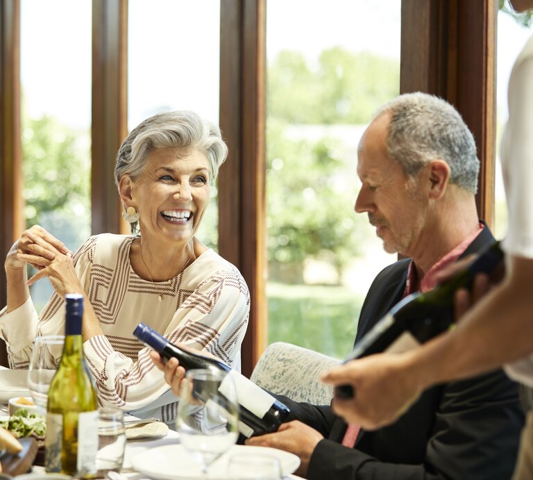 Zwei ältere Personen im Restaurant beim Weinprobieren. | © Getty Images/Morsa Images