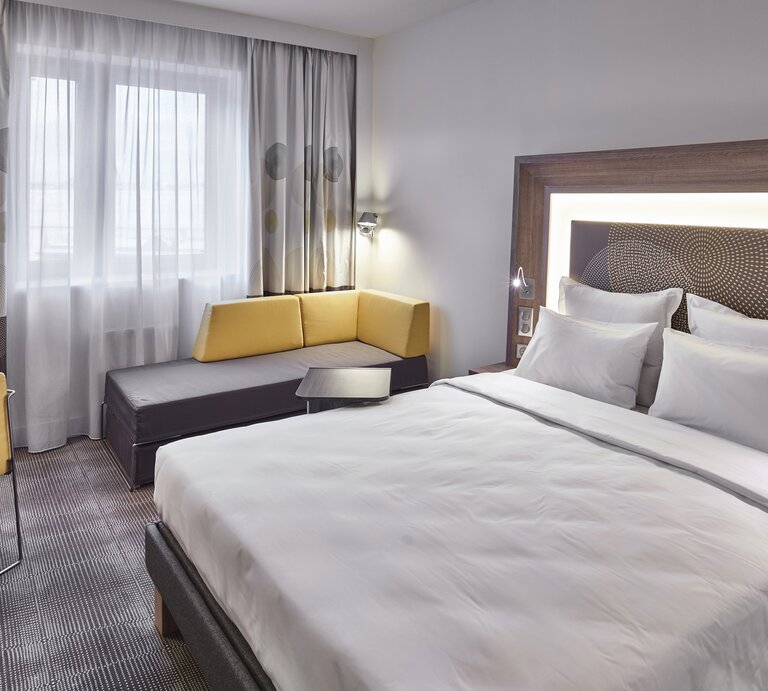 Hotelbett, Hotelzimmer, Hotel Bettseite, Hotel Betthälfte, Hotel Doppelbett, Hotel | © Getty Images/Vostok