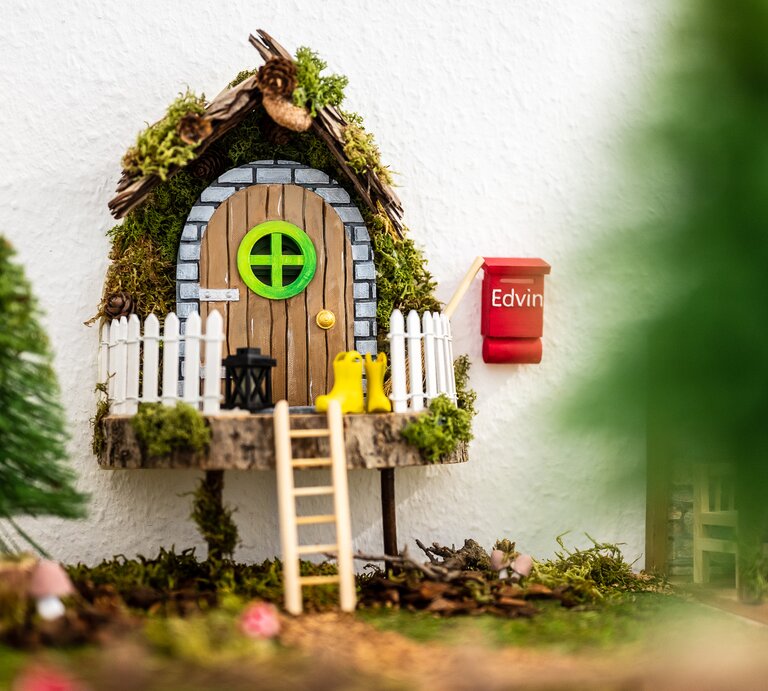 Ein selbst gebastelte Wichteltür mit Briefkasten, Tannenbaum und Leiter.  | © imago/Funke Foto Services