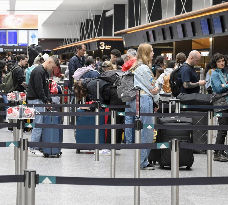 Passagiere beim Check-in Schalter in Zürich am Flughafen. | © IMAGO / Pius Koller
