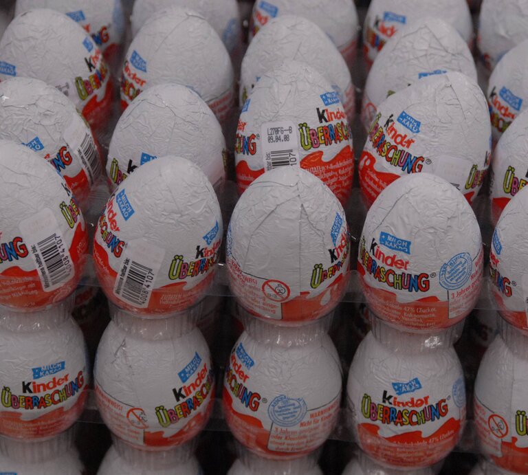 Mehrere Stiegen aus Plastik mit Überraschungseiern von Kinder. | © imago images / Dean Pictures