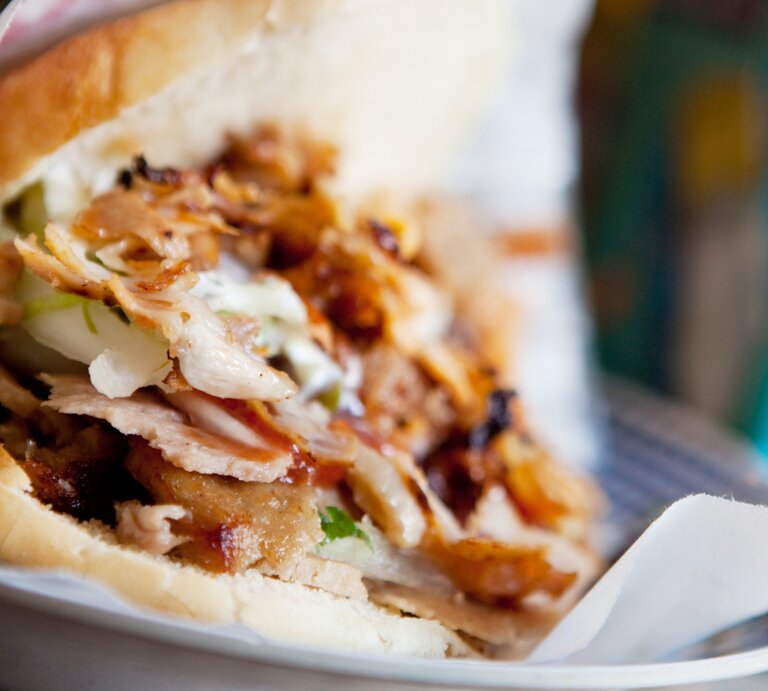 Ansicht eines leicht geöffneten Fladenbrots mit klassischer Döner-Füllung.  | © iStock/epicurean