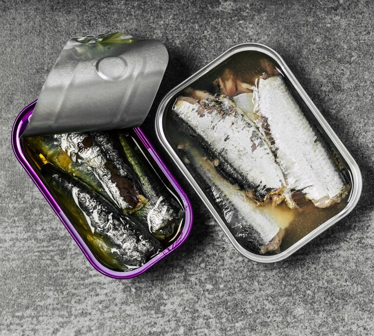 Eingelegter Fisch in einer Dose.  | © GettyImages / Claudia Totir