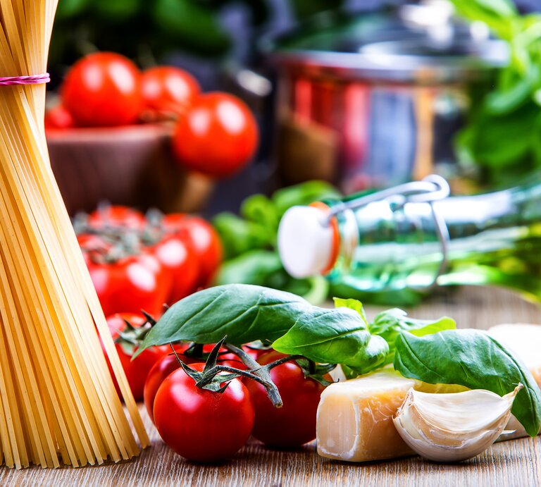 verschiedene italienische Zutaten.  | © iStock/MarianVejcik 