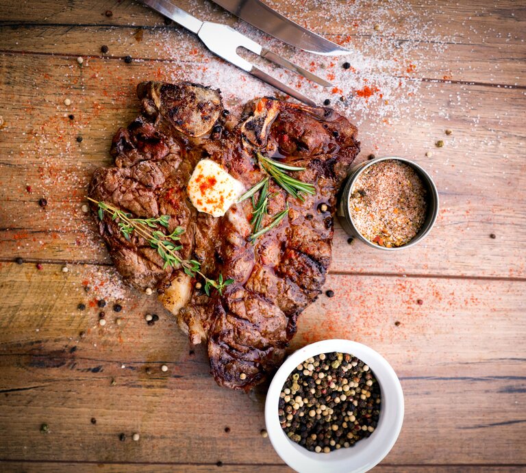Beim Besuch eines Steakrestaurants ist die Wahl des richtigen Steaks von Bedeutung.  | © iStock/ grandriver