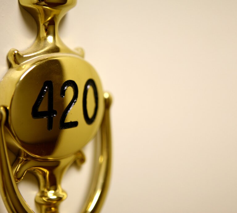 Eine Schild mit der Zahl 420. | © Getty Images / spxChrome