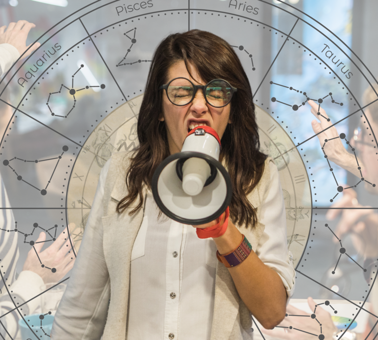 Frau mit einem Megaphon in einem Büro, umrandet von einem astrologischen Tierkreis. | © Getty Images/ skynesher, WinWin.artlab. und Canva Creative Studio via Canva.com [M]