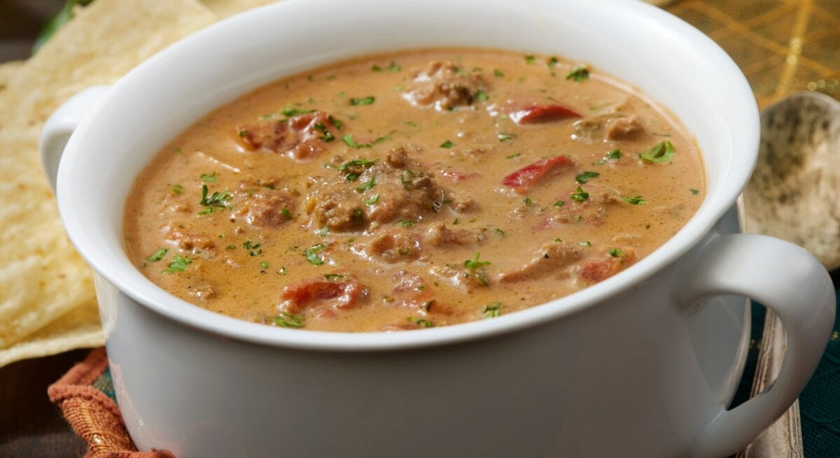 Hackfleisch-Käse-Suppe in weißer Schüssel. 
