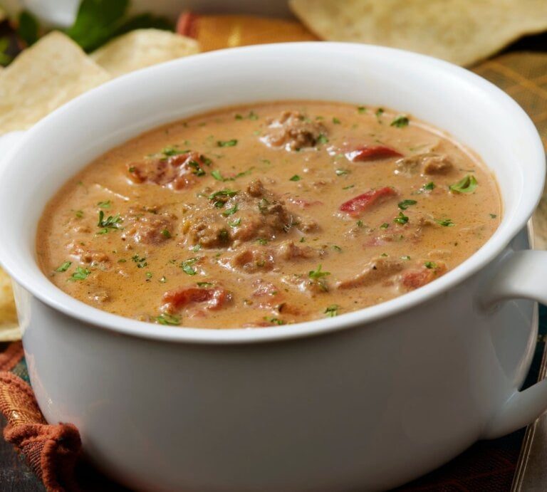 Hackfleisch-Käse-Suppe in weißer Schüssel.  | © Getty Images/LauriPatterson