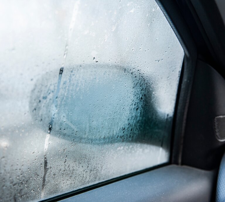 Auto mit beschlagenen Scheiben. | © shutterstock/dies-irae