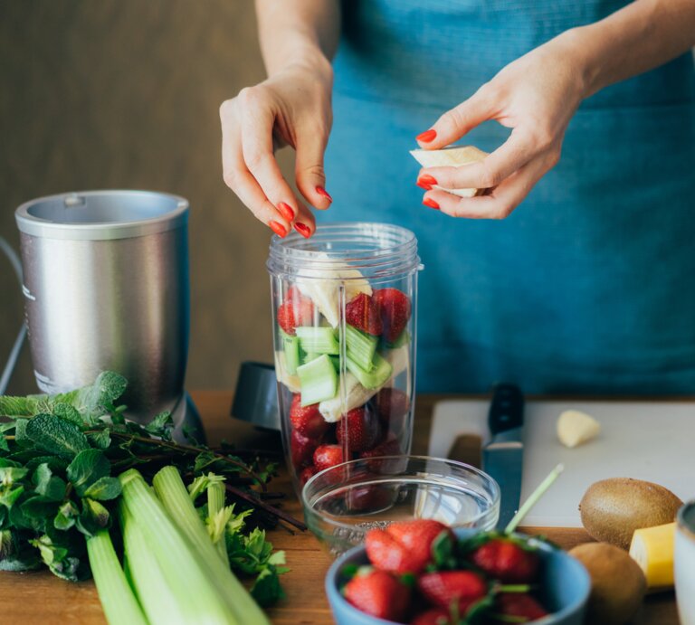 Es ranken sich verschiedene Mythen rund um Smoothies. Doch: Welche stimmen eigentlich? | © GettyImages / ilona titova