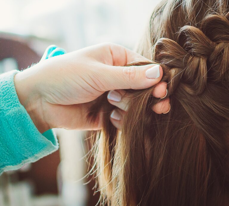 Haare flechten Anleitung | © Getty Images/Natalya Vilman