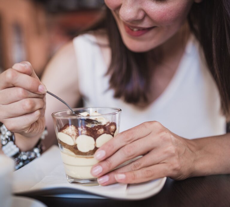 Obwohl Sie eigentlich satt sind, ist noch Platz für ein Dessert? | © iStock.com/NoSystem images