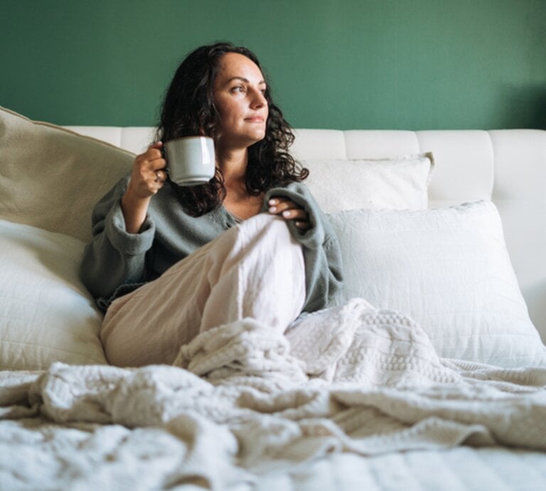 Frau mit Erkältung im Bett | © Getty Images/ Galina Zhigalova