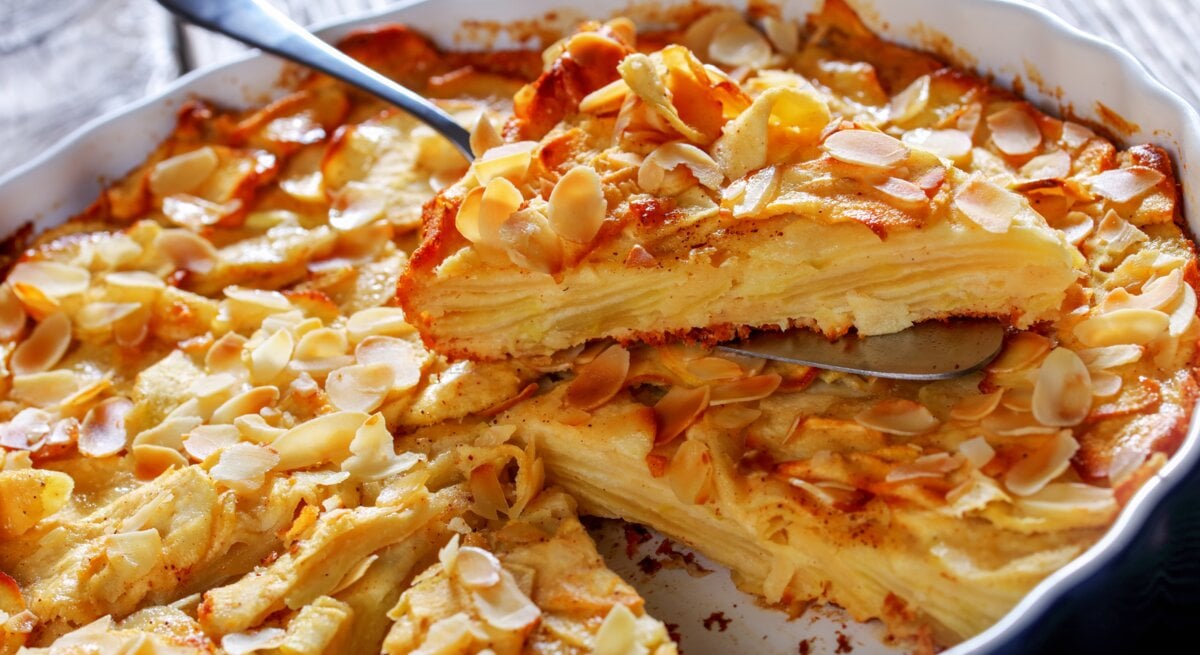 Gestürzter französischer Apfelkuchen mit Mandelblättchen. 