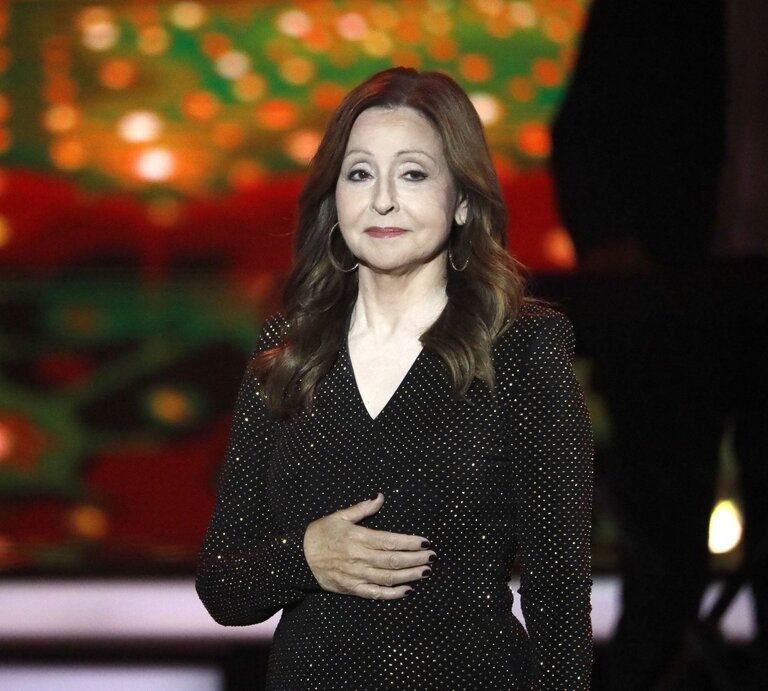 Sängerin Vicky Leandros in glitzernder Abendrobe auf einer Bühne, sie macht einen gerührten Eindruck | © imago/Future Image