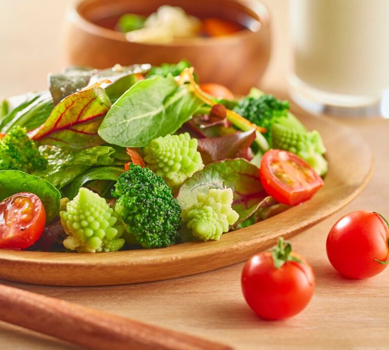 Bunter Teller mit Tomaten, Brokkoli und Spinat und Mangold darauf.  | © Aflo Images via Canva.com