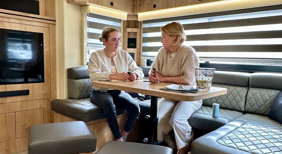 Zu sehen sind Gianna Regenbrecht und Gianna Regenbrecht im Gespräch