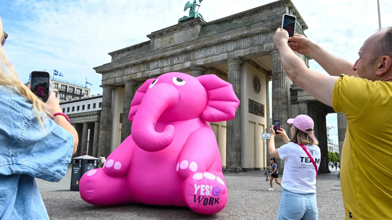 Zu sehen ist ein aufblasbarer Elefant in pink vor dem Brandenburger Tor in Berlin | © FUNKE Foto Services | Reto Klar