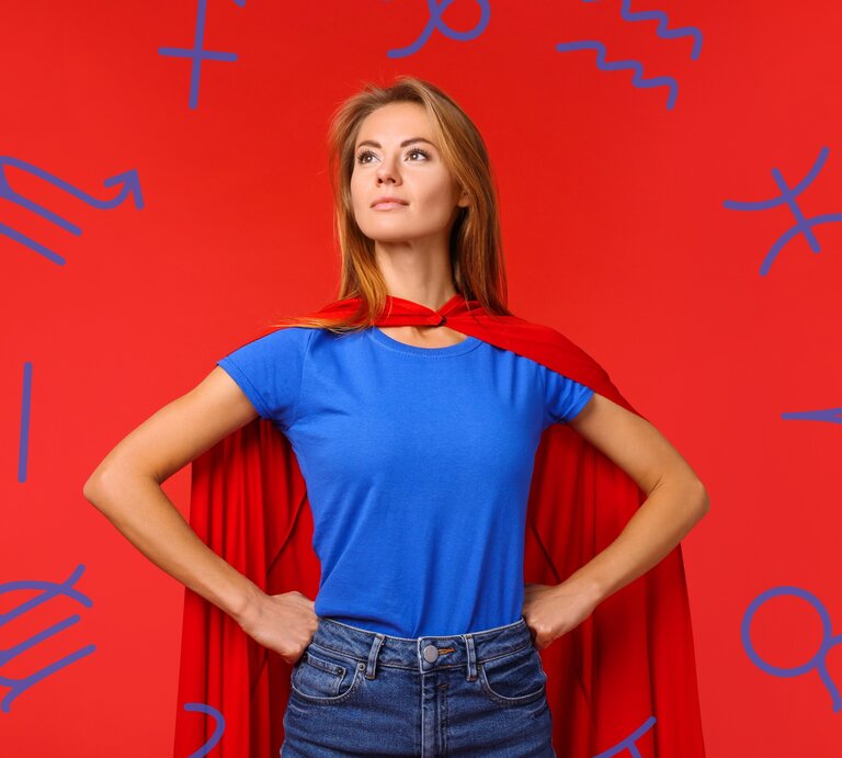 Eine Frau in einem blauen T-Shirt und rotem Umhang steht in einer kraftvollen Superhelden-Pose vor einem roten Hintergrund. Sie schaut entschlossen in die Ferne. Um sie herum schweben Symbole der Tierkreiszeichen, was eine Verbindung zwischen Stärke, Selbstbewusstsein und astrologischen Eigenschaften andeutet. Die Szene vermittelt ein Gefühl von Macht, Unabhängigkeit und Selbstvertrauen. | © Adobe Stock/ New Africa und Keronyart's Images/ Be keronyart via Canva.com [M]