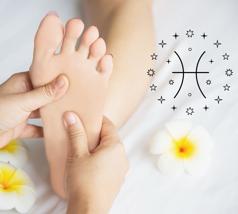 Das Bild zeigt eine Nahaufnahme einer Fußmassage. Eine Person massiert den Fuß einer anderen Person, die auf einem weißen Untergrund liegt. Neben dem Fuß sind zwei weiße Plumeria-Blüten mit gelben Zentren platziert, die dem Bild eine entspannende und tropische Atmosphäre verleihen. Rechts neben dem Fuß ist das astrologische Symbol für Fische (Pisces) abgebildet, umgeben von kleinen Sternen. Der Hintergrund ist hell und beruhigend, was die Wellness- und Entspannungsthematik des Bildes unterstreicht. | © Srinrat Wuttichaikitcharoen und warmjuly via Canva.com [M]