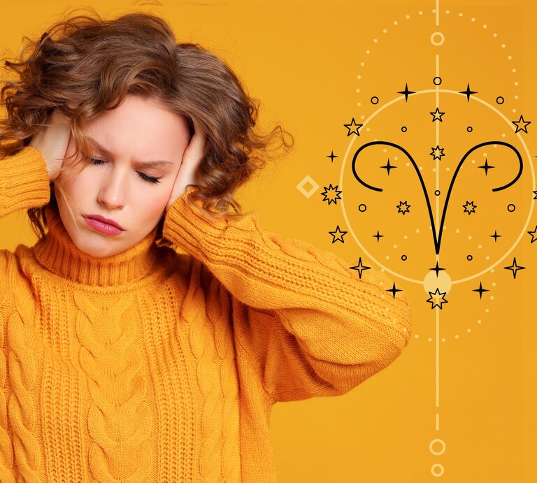 Eine junge Frau mit lockigem Haar, die einen gelben Strickpullover trägt, hält sich die Hände an den Kopf und wirkt gestresst. Im Hintergrund befindet sich ein astrologisches Symbol für das Sternzeichen Widder, umgeben von dekorativen Sternen und geometrischen Mustern, auf einem gelben Hintergrund. | © Getty Images/ evgenyatamanenko, ffirst, warmjuly via Canva.com [M]