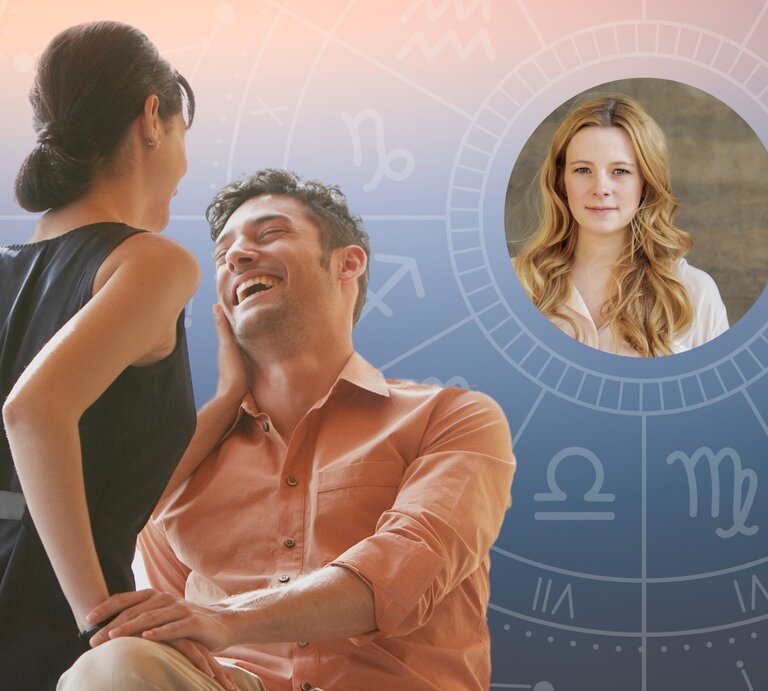 Ein Paar, ein Mann und eine Frau, lächelt und lacht miteinander. Die Frau steht vor dem Mann und streichelt sein Gesicht, während er sitzt. Im Hintergrund ist ein astrologisches Rad mit Symbolen der Tierkreiszeichen zu sehen. Oben rechts im Bild befindet sich ein rundes Porträt von Dating-Coach Anna Wilitzki, einer Frau mit langen blonden Haaren und einem weißen Hemd. | © Photo Images/ Tom Merton,  WinWin.artlab., canvaimages und Sapna Richter via Canva.com [M]