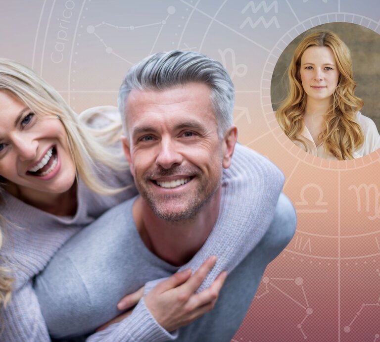 Das Bild zeigt ein lachendes Paar in einer intimen, fröhlichen Szene. Im Hintergrund ist ein astrologisches Thema mit Sternzeichen-Symbolen zu sehen. In einem kreisförmigen Rahmen auf der rechten Seite ist das Porträt von Dating-Coach Anna Wilitzki zu sehen, eine lächelnde Frau mit langen blonden Haaren. Das gesamte Bild vermittelt eine heitere und romantische Stimmung. | © Getty Images Signature/ andresr, BackgroundStore, WinWin.artlab. und Sapna Richter via Canva.com [M]