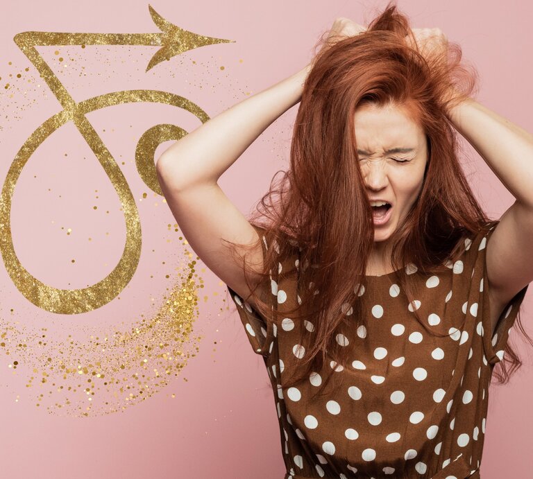 Ein Bild einer Frau mit auffälligem rotem Haar, die sichtlich frustriert und überfordert aussieht, während sie ihre Hände in ihr Haar krallt. Im Hintergrund ist das Symbol für das Sternzeichen Steinbock in Goldglitter zu sehen, welches auf einem rosa Hintergrund hervorsticht. Das Bild vermittelt eine Verbindung zwischen Astrologie und menschlichen Emotionen. | © Maryna Stryzhak/ Glitter, LuiDesignStudio/ Luiba Arkhipova und phkorotkova via Canda.com [M] 
