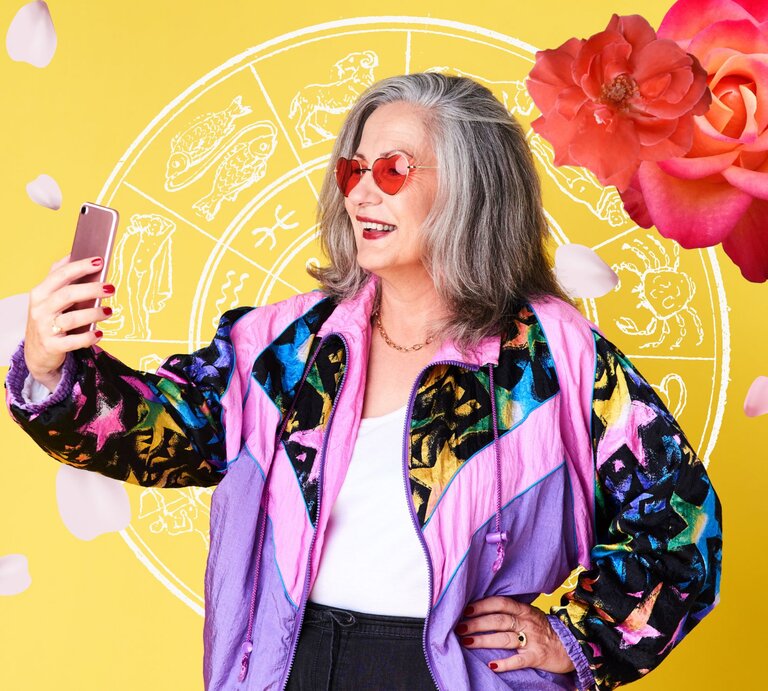 Frau mit grauen Haaren die ein Handy hält und lächelt. Umgeben von Blumen und astrologischen Zeichen. | © Klaus Vedfelt/Gettyimages, writerfantast, thesingularva, vintage-illustrations Canva.com [M]