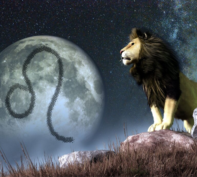 Ein dramatisches Bild, das astrologische Symbole mit der natürlichen Welt verbindet, zeigt einen majestätischen Löwen, der stolz auf einem Felsvorsprung steht. Im Hintergrund erstrahlt ein riesiger Vollmond, auf dem das Symbol des Sternzeichens Löwe – ein geschwungenes "U" mit einem geschwungenen Schwanz – in dunklen Flecken zu sehen ist. Der Löwe blickt in die Ferne, als würde er über sein Reich wachen, das von einem sternenklaren Himmel überspannt wird, welcher die Verbindung zwischen der Astrologie und der natürlichen Welt des Löwen symbolisiert. | © Adobe Stock/ Daniel Eskridge